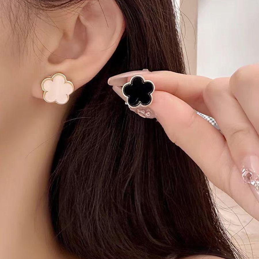 Aretes dorados de trébol blanco y negro