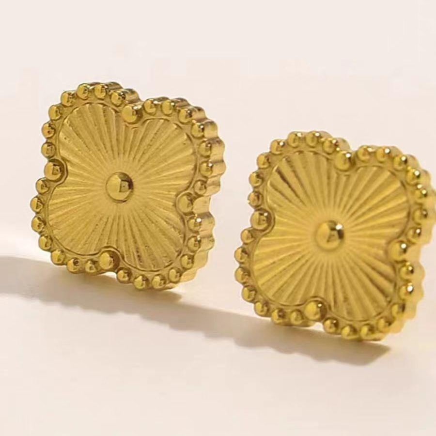 Aretes dorados cuadrados con textura