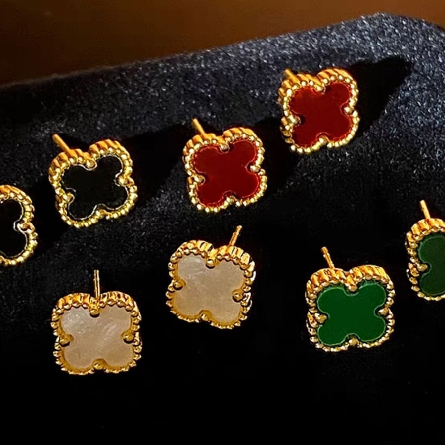 Aretes tipo trébol en colores surtidos