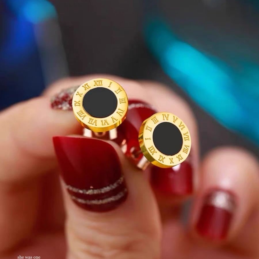Aretes dorados circulares con centro negro