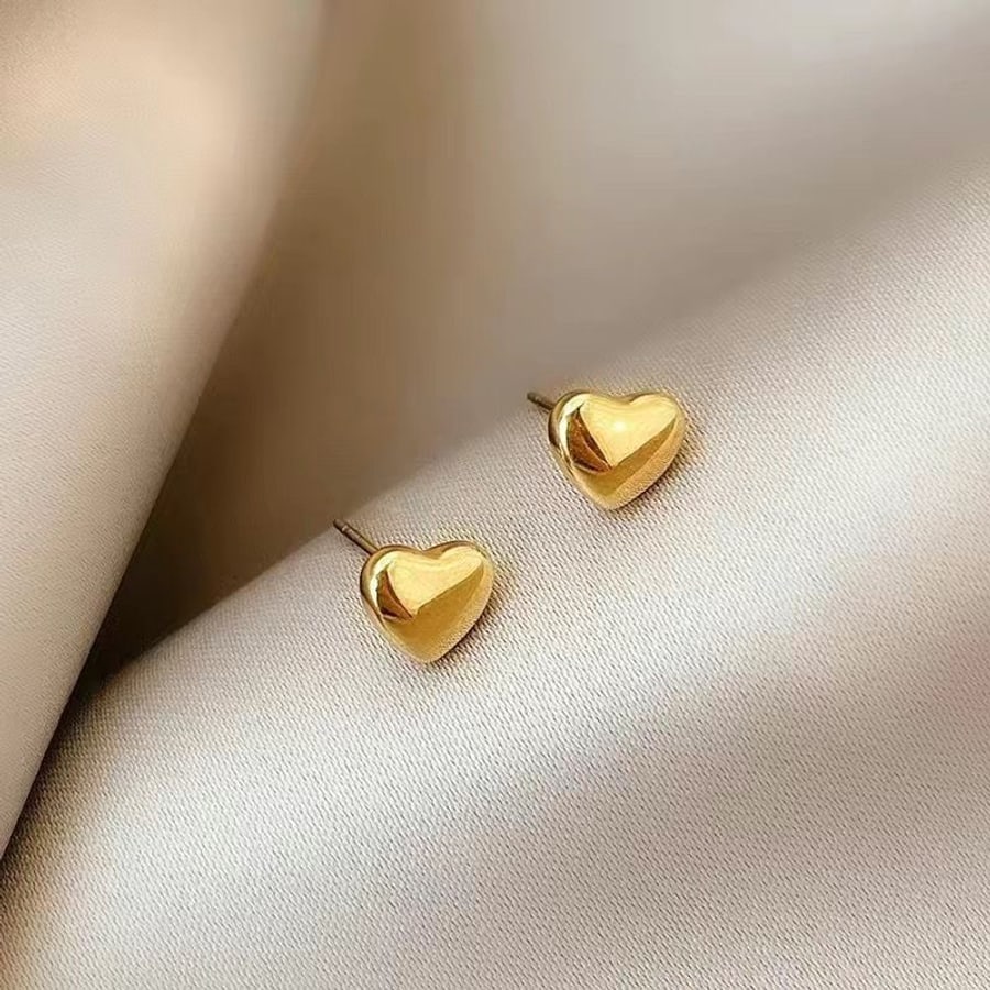 Aretes dorados de corazón pequeño
