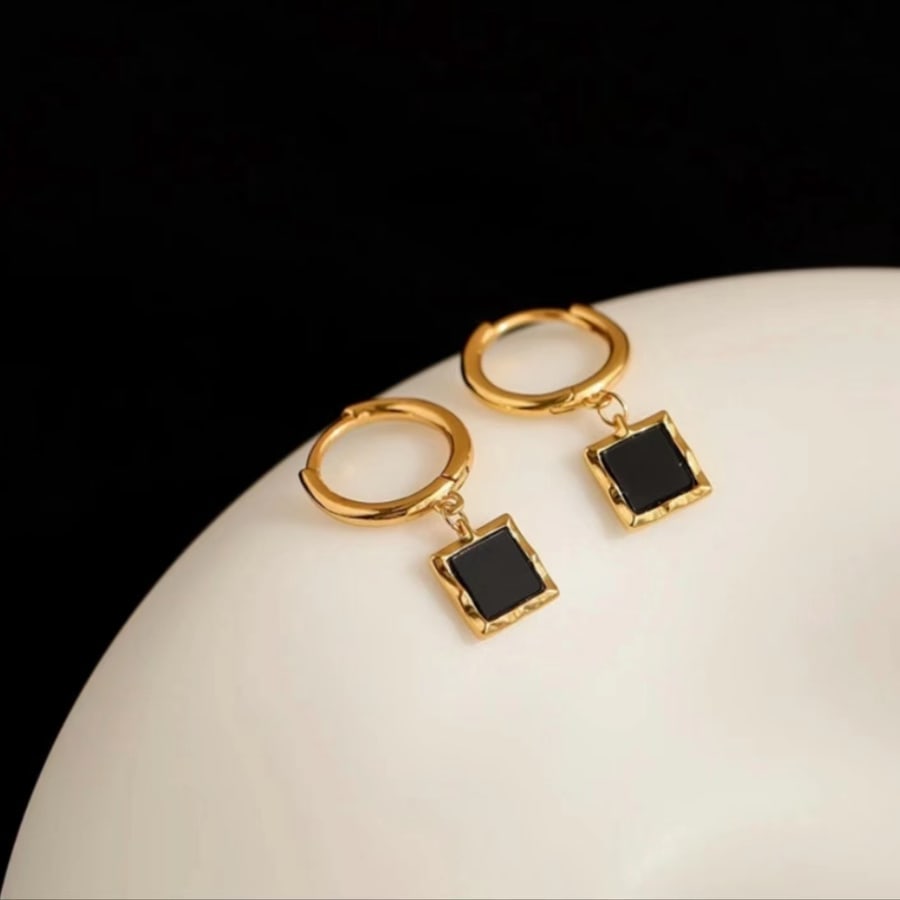 Argollas doradas con dije cuadrado negro