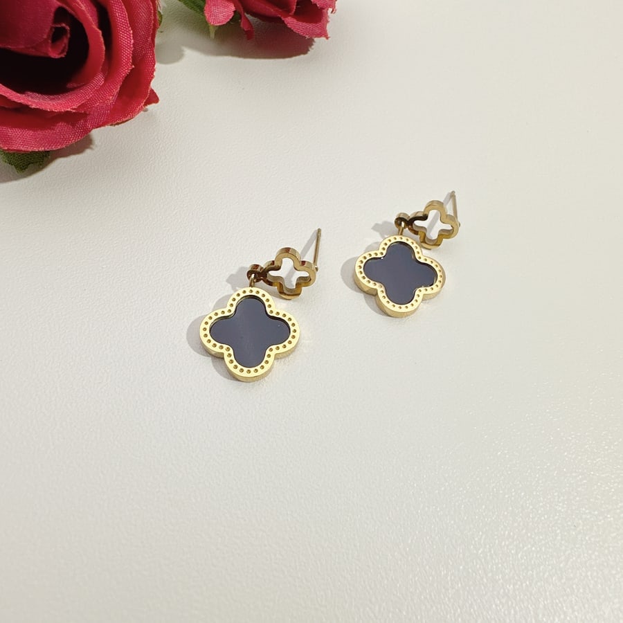 Aretes pequenos de trebol negro