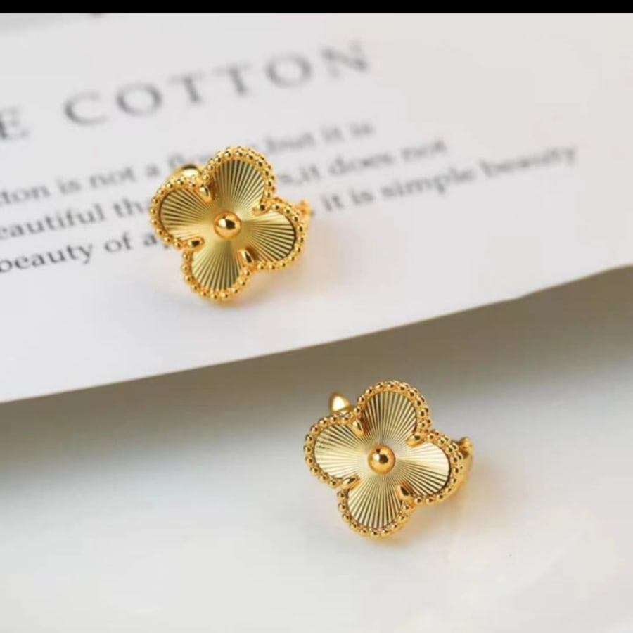 Aretes dorados de trebol blanco