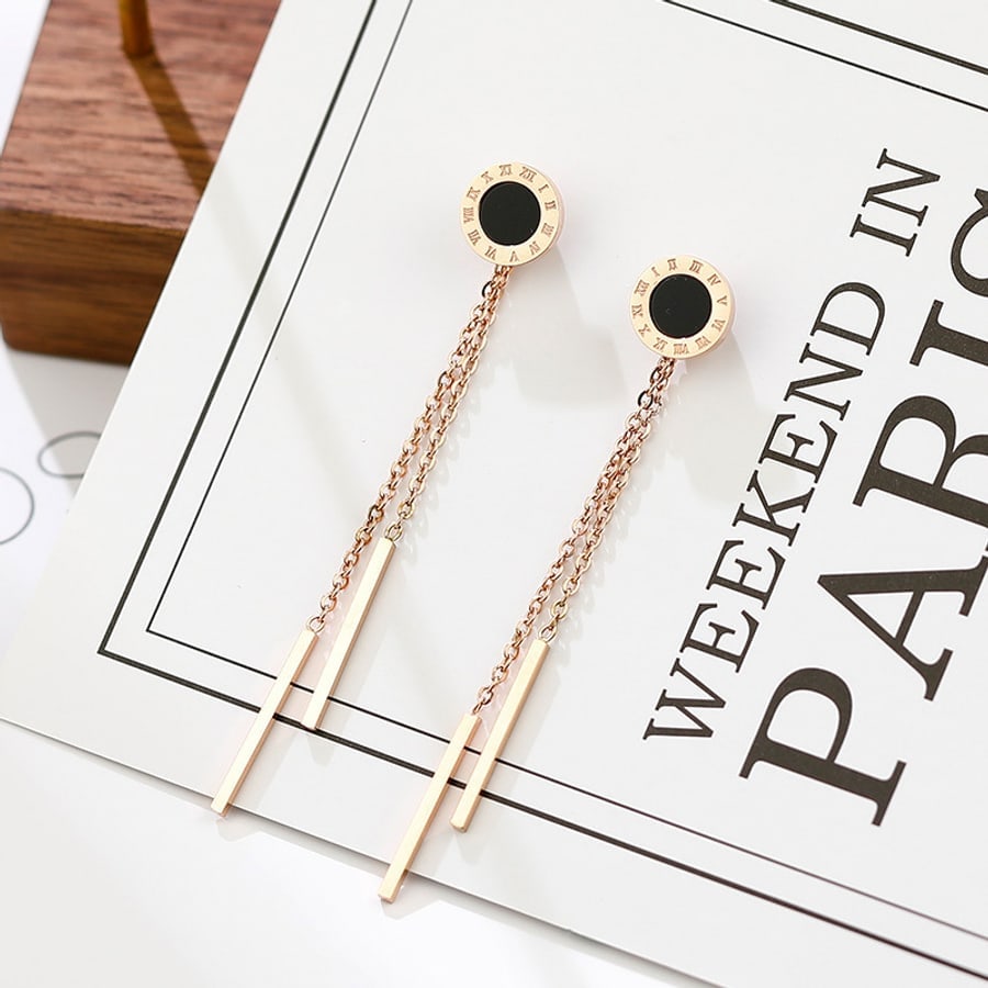 Aretes largos tono oro rosa con centro negro