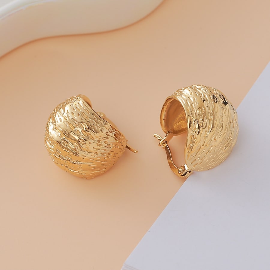 Aretes dorados redondos texturizados