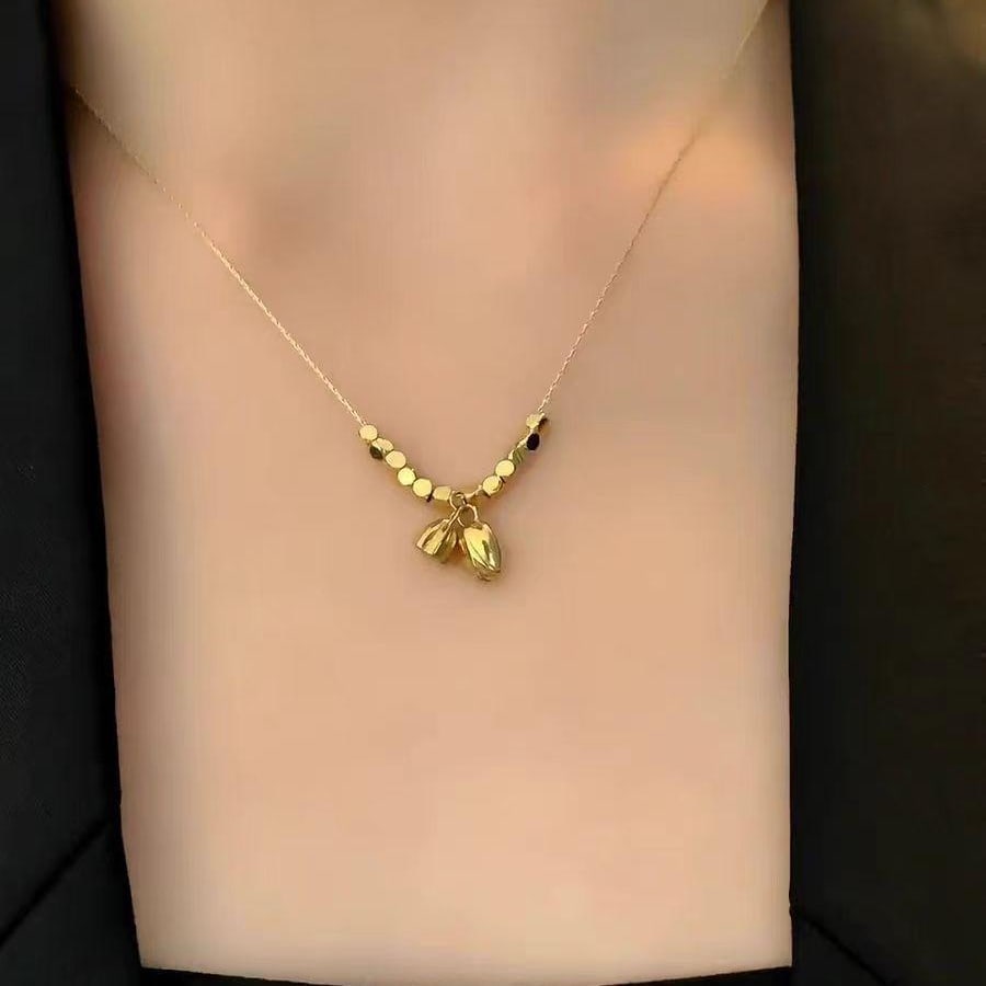 Cadena dorada con dije de mariposa