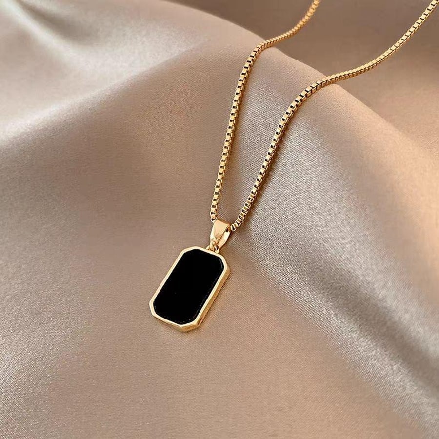 Collar dorado con dije rectangular negro