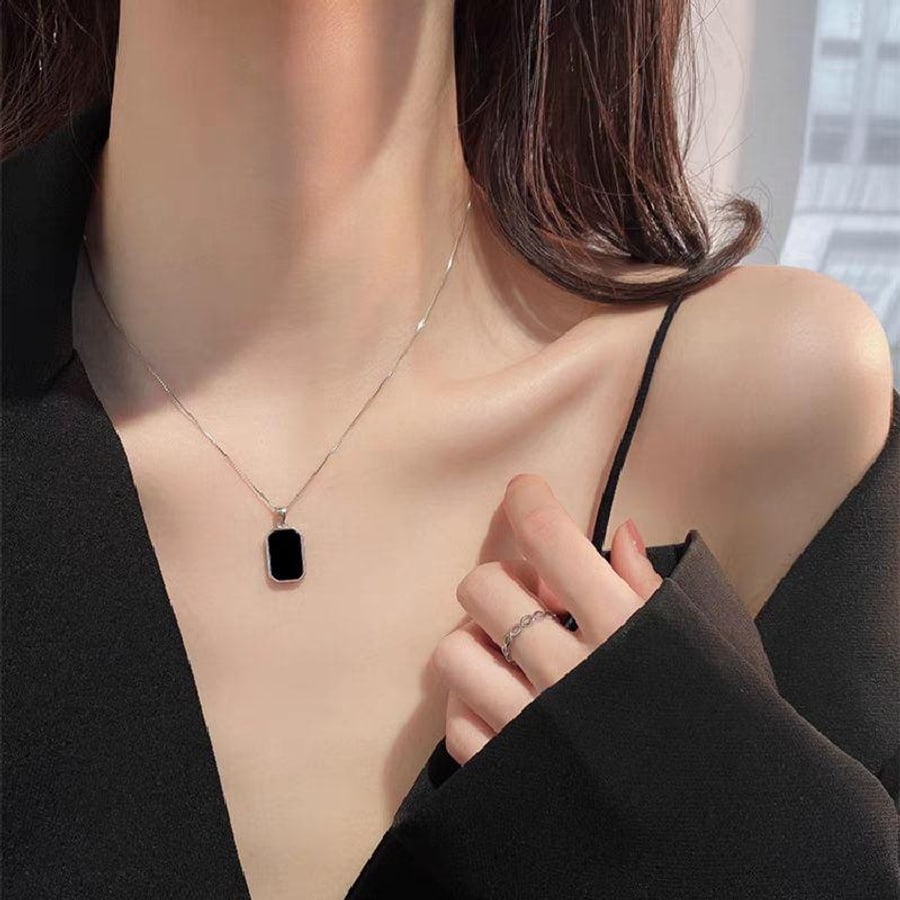 Collar dorado con dije negro minimalista