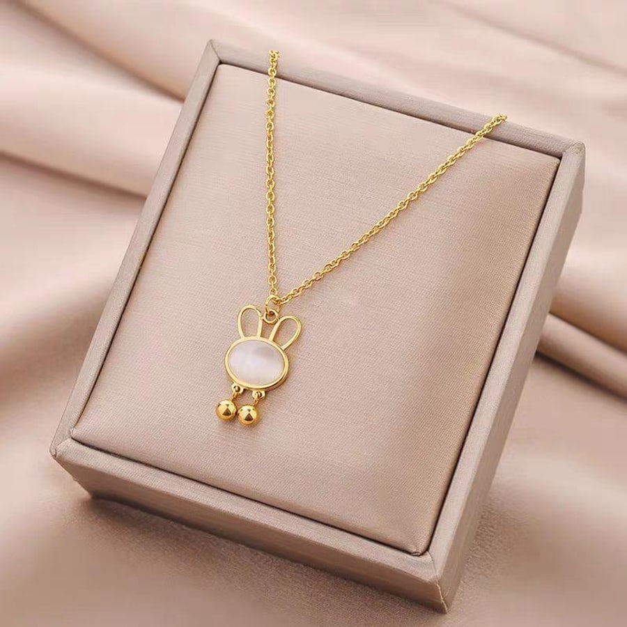 Collar dorado con dije de conejo