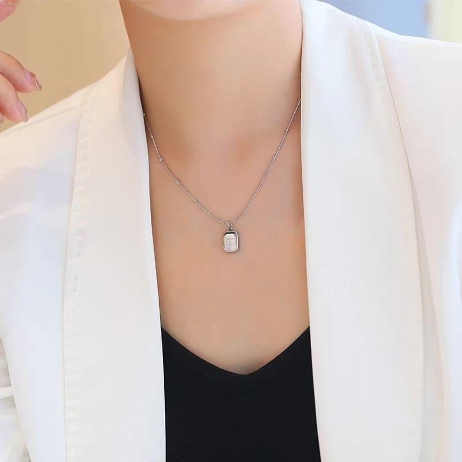 Collar plateado con dije cuadrado pequeno