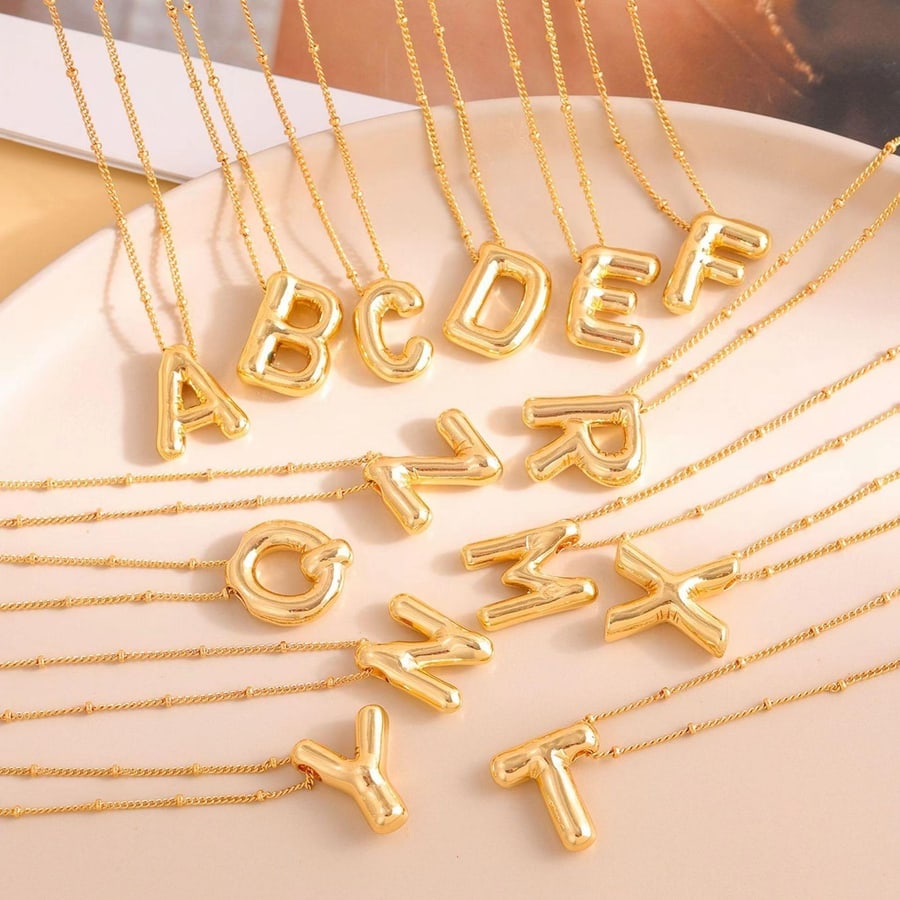 Collares dorados con dijes de letras