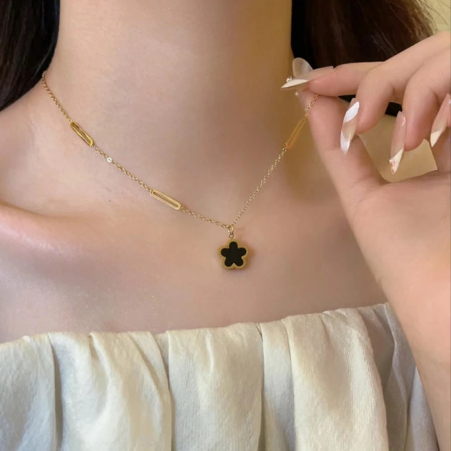 Collar dorado con dije de flor negra